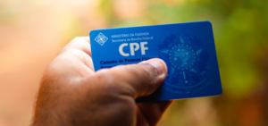 Pessoas segurando o cartão de CPF