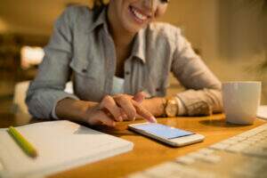 mulher usando aplicativos para empreender