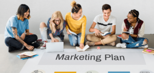 Pessoas montando um plano estratégico de marketing digital