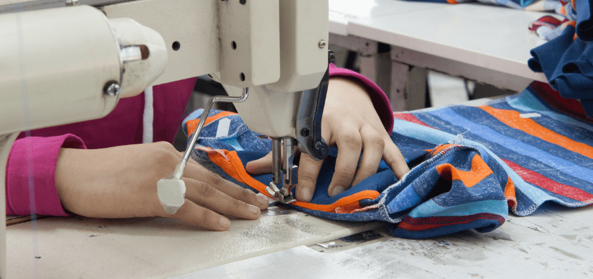 Máquina de costura mostrando tendências do setor têxtil