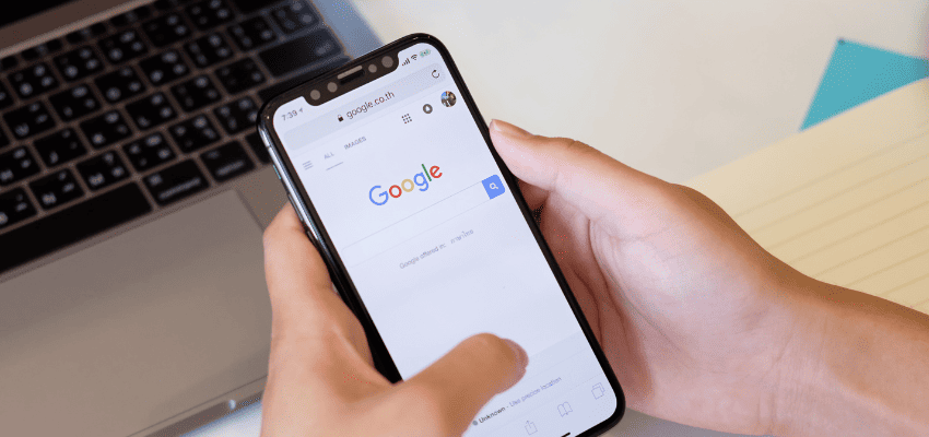 Smartphone mostrando o logo do Google Meu Negócio