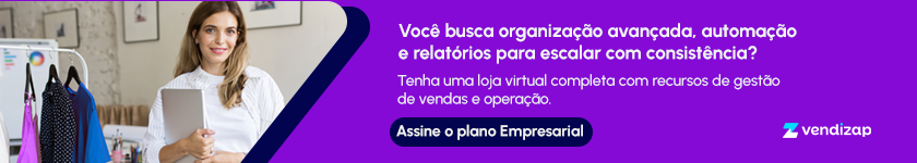 Mulher branca e loira com blusa branca em um ambiente com cabides e três roupas penduradas. Texto central da imagem: Você busca organização avançada, automação e relatórios para escalar com consistência? Tenha uma loja virtual completa com recursos de gestão de vendas e operação. Assine o plano empresarial - Vendizap.