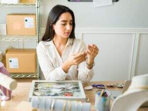 Como vender bijuterias pelo WhatsApp sem complicação